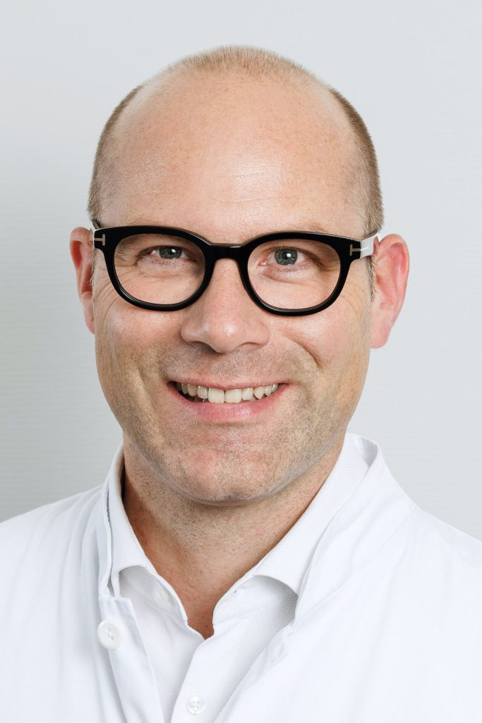 Dr. med. Cyrill Dennler ist Wribelsäulenspezialist und Schmerzspezialist mit Sprechstunde in der Praxis am Bahnhof.