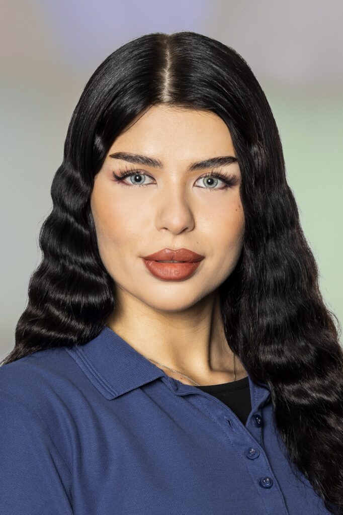 Porträtbild von Sabrina Kofler - Kosmetikerin in der Praxis am Bahnhof Bäch.