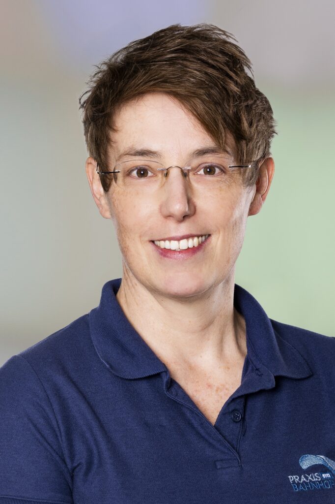 Porträtbild von Dr. med. Kerstin Schneider - Fachärztin für Orthopädie in der Praxis am Bahnhof Bäch.
