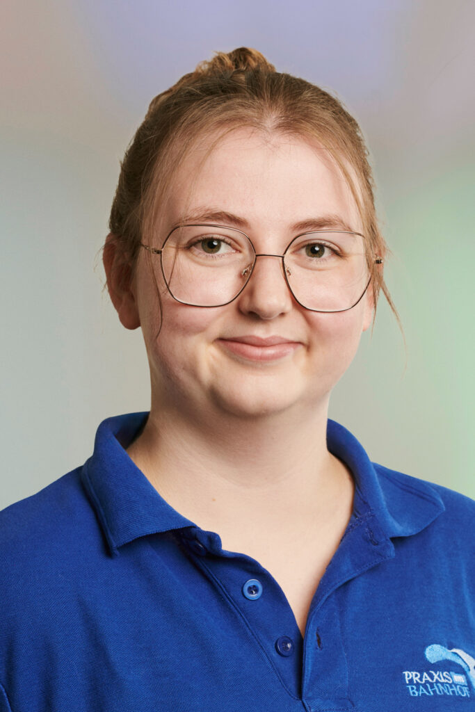 Porträt von Larissa Schönbächler, MPA in der Praxis am Bahnhof in Bäch.